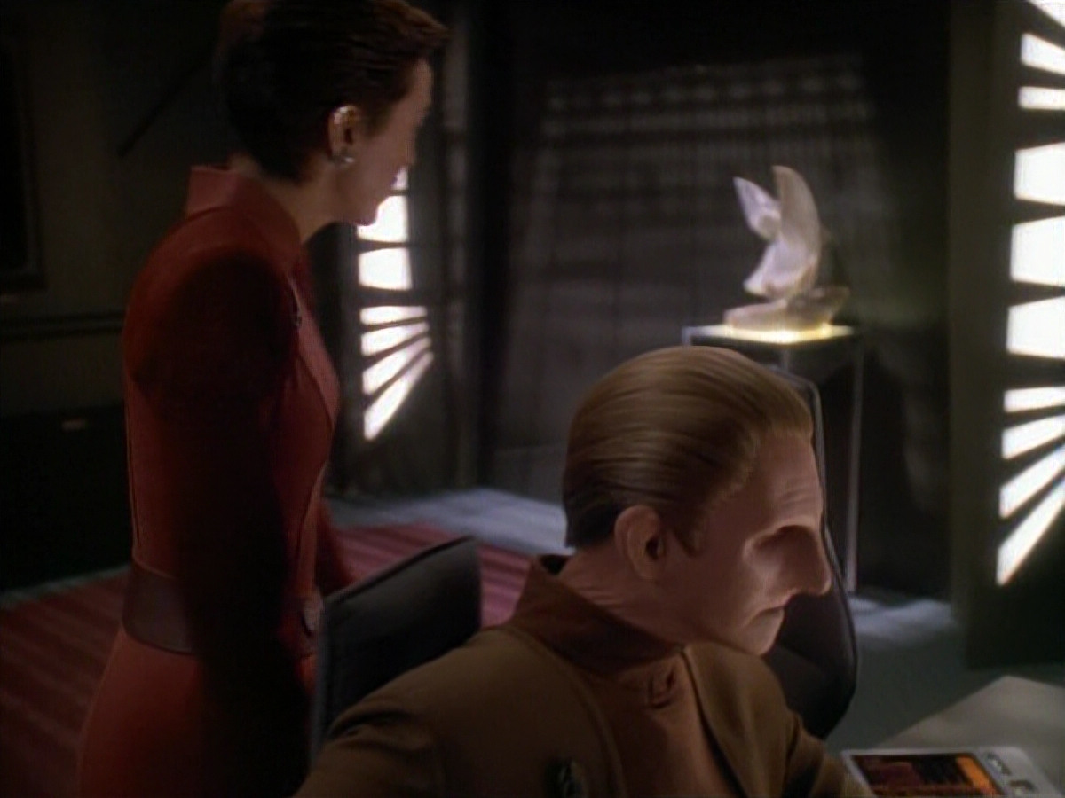 extant_StarTrek_DS9_3x24-Shakaar_00496.jpg
