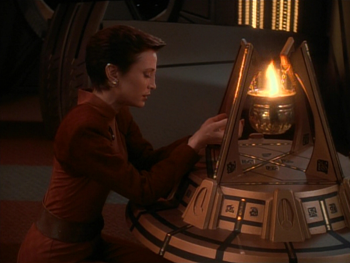 extant_StarTrek_DS9_3x24-Shakaar_00620.jpg