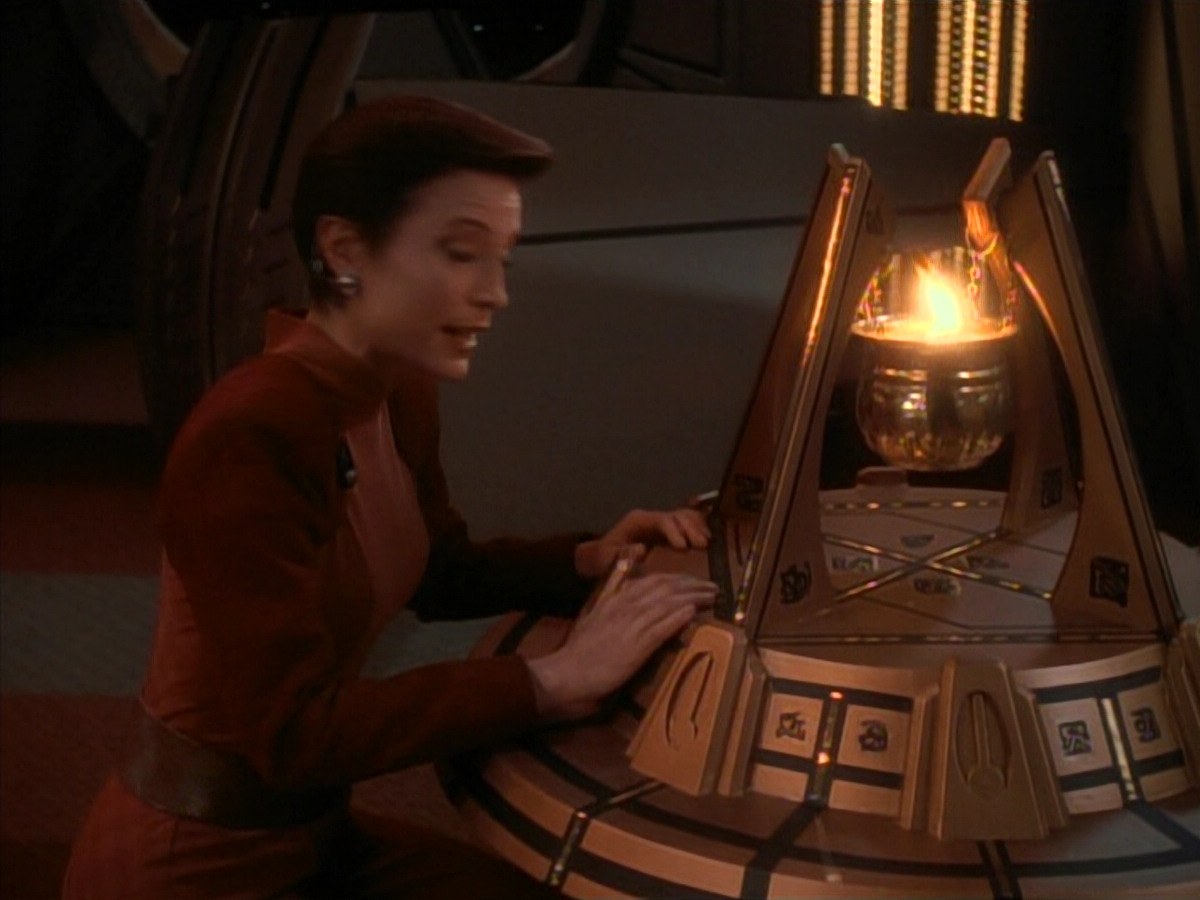 extant_StarTrek_DS9_3x24-Shakaar_00624.jpg