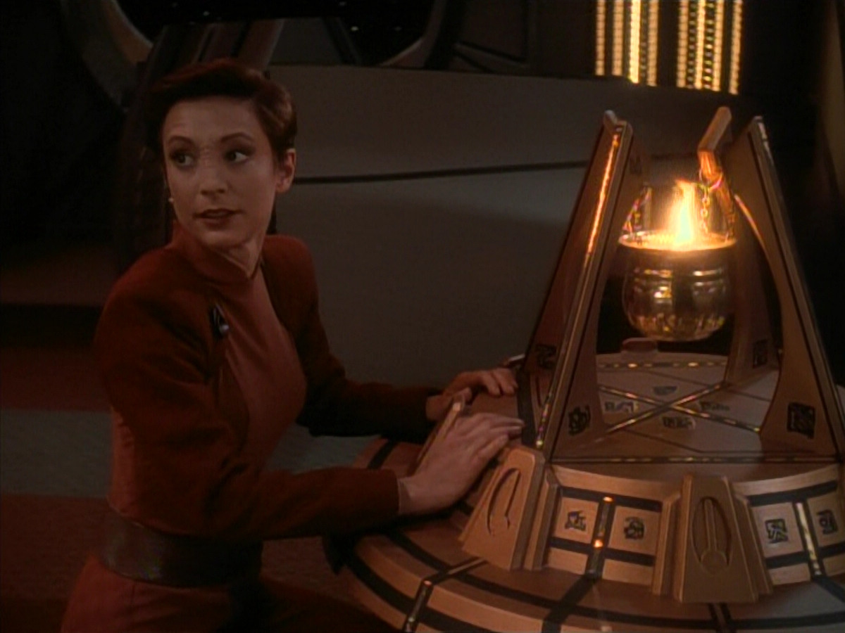 extant_StarTrek_DS9_3x24-Shakaar_00625.jpg