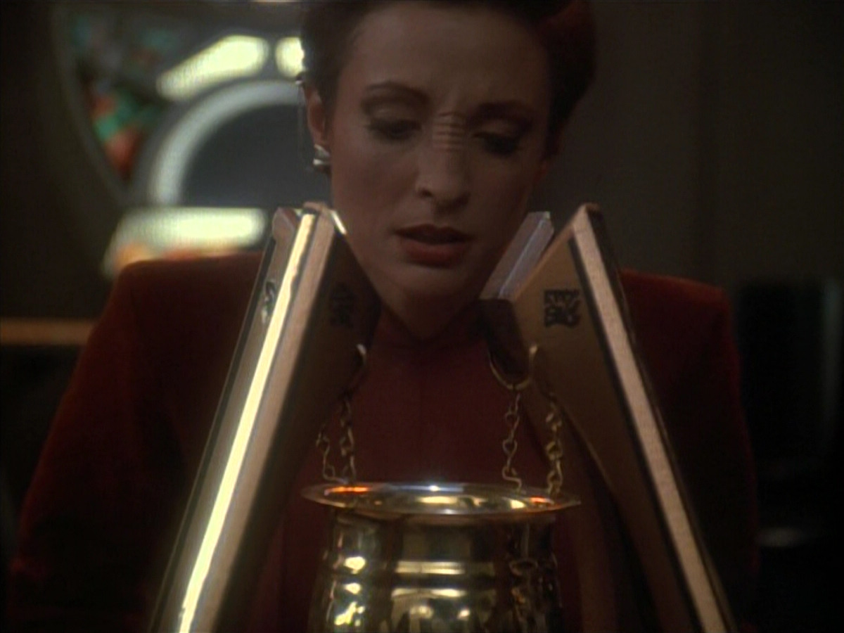 extant_StarTrek_DS9_3x24-Shakaar_03765.jpg