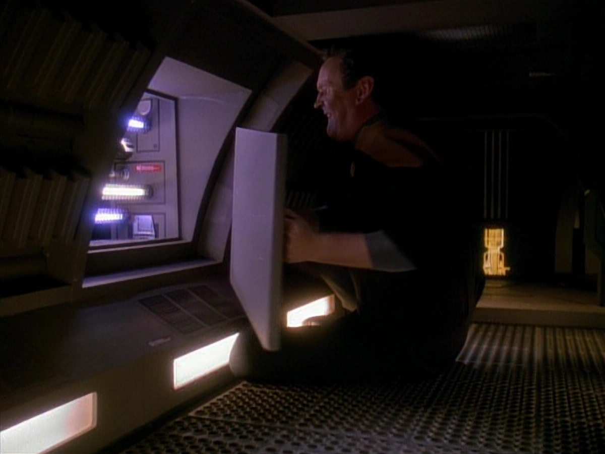 extant_StarTrek_DS9_3x26-TheAdversary_00920.jpg