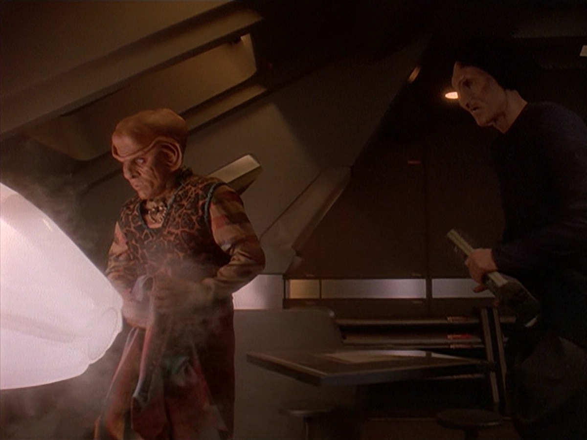 extant_StarTrek_DS9_4x07-StarshipDown_2758.jpg