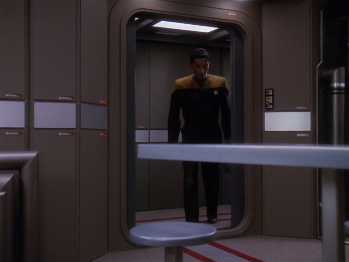 extant_StarTrek_DS9_4x07-StarshipDown_3874.jpg