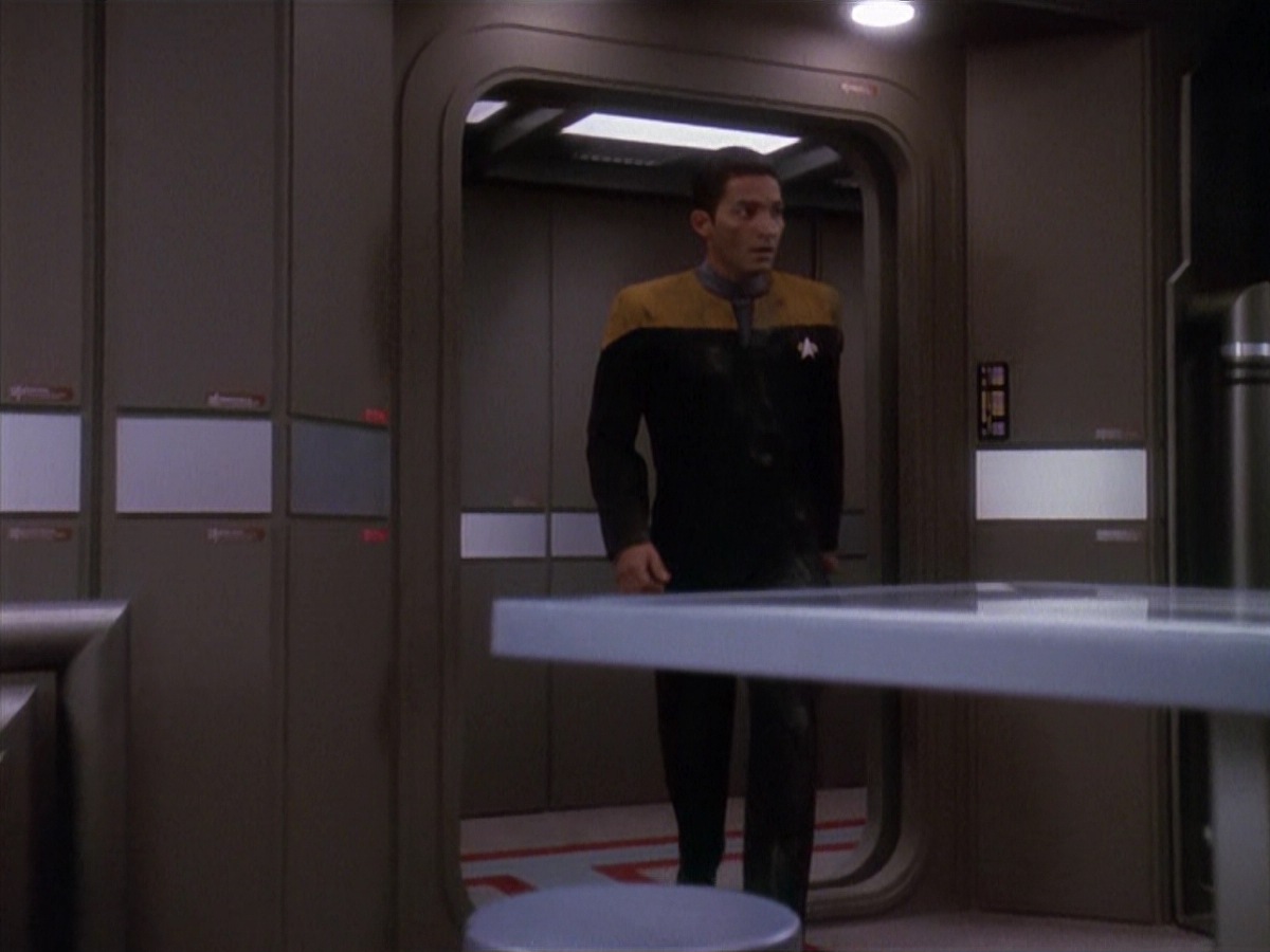 extant_StarTrek_DS9_4x07-StarshipDown_3875.jpg
