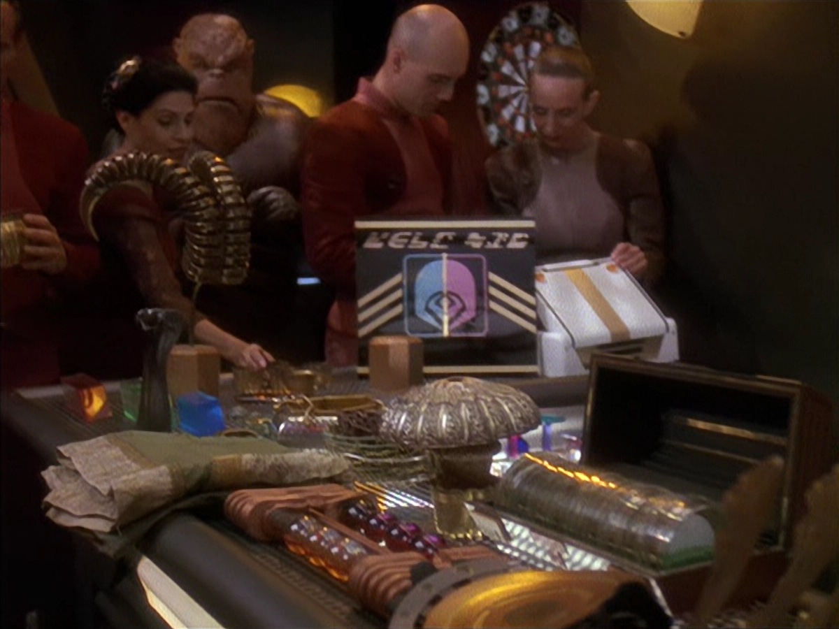 extant_StarTrek_DS9_4x08-LittleGreenMen_0004.jpg