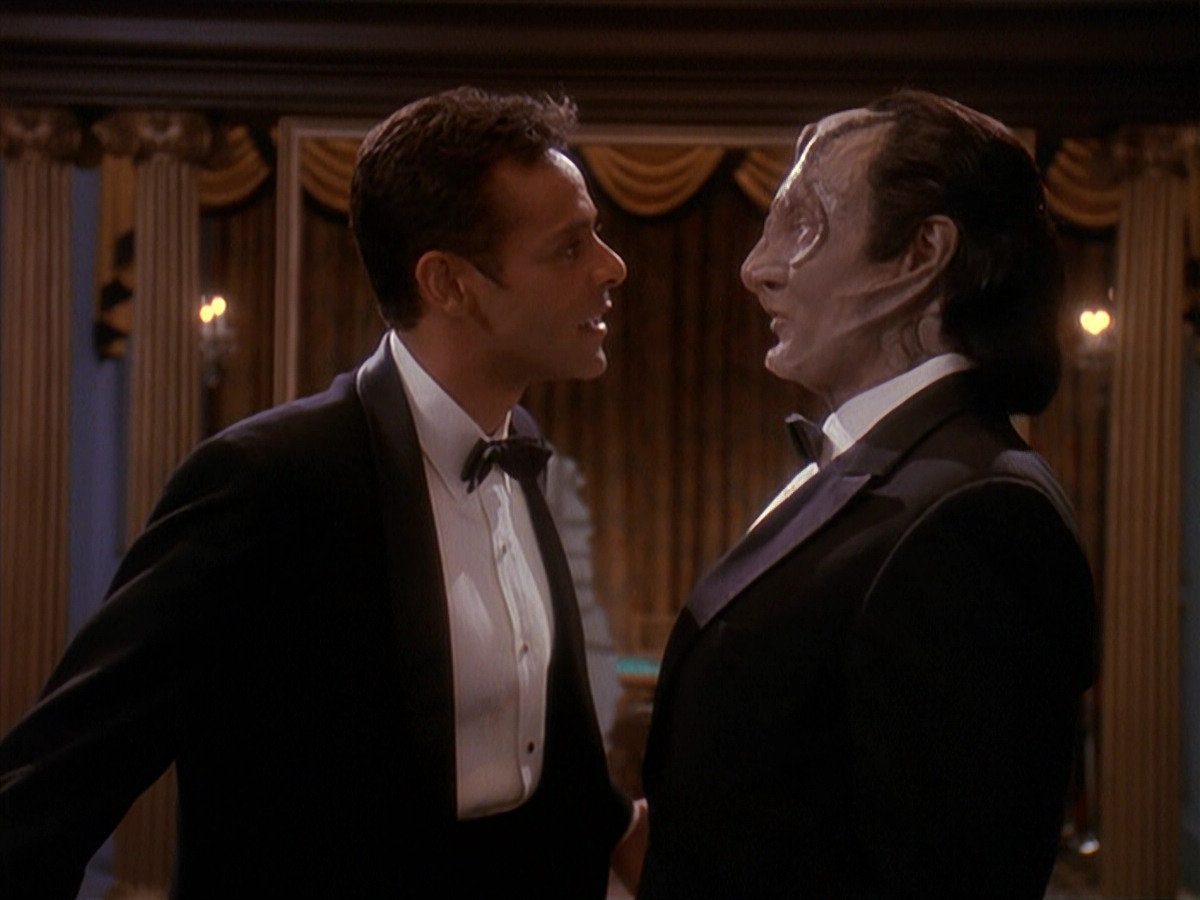 extant_StarTrek_DS9_4x10-OurManBashir_00201.jpg