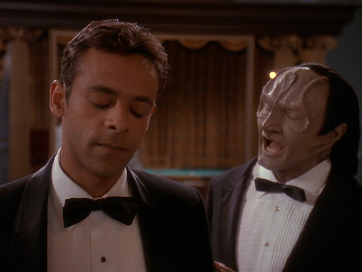 4.10 Our Man Bashir - extant StarTrek DS9 4x10-OurManBashir 00230 ...