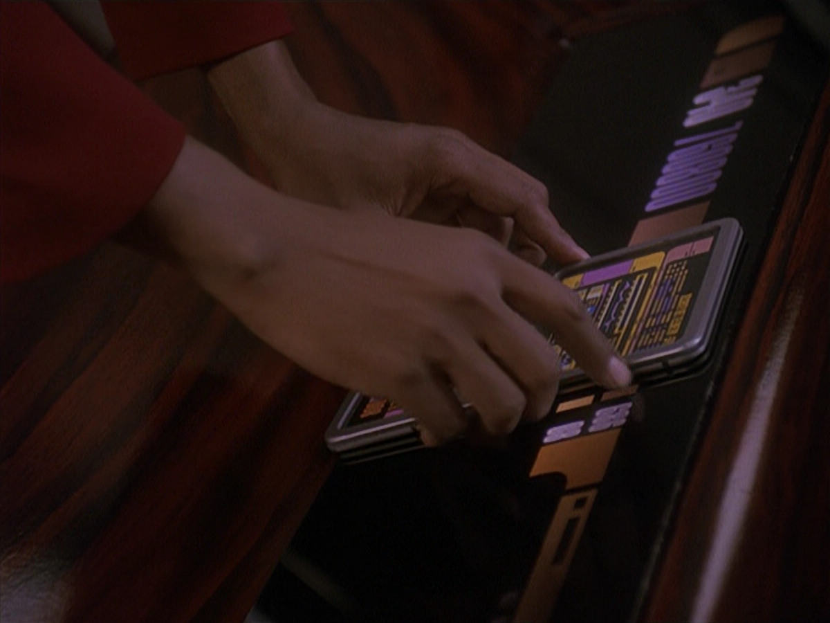 extant_StarTrek_DS9_4x12-ParadiseLost_02273.jpg
