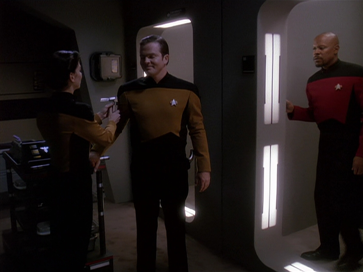 extant_StarTrek_DS9_4x12-ParadiseLost_02687.jpg