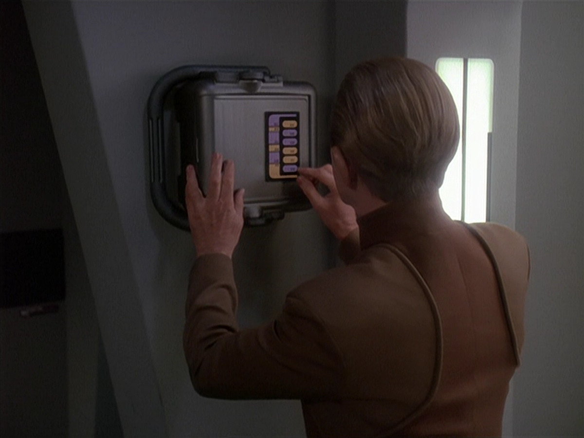 extant_StarTrek_DS9_4x12-ParadiseLost_02717.jpg
