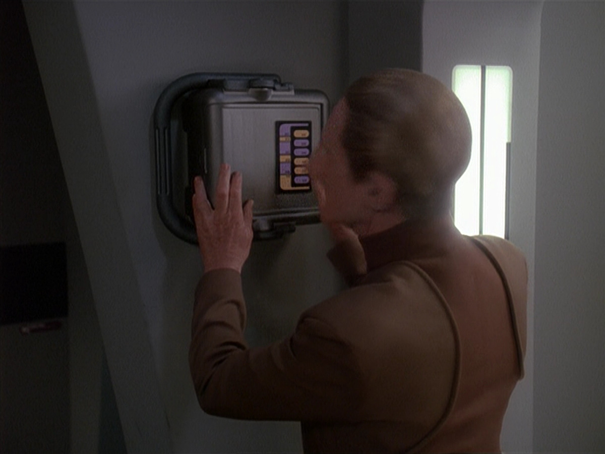 extant_StarTrek_DS9_4x12-ParadiseLost_02727.jpg