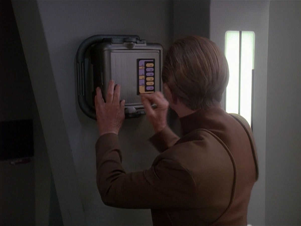 extant_StarTrek_DS9_4x12-ParadiseLost_02729.jpg