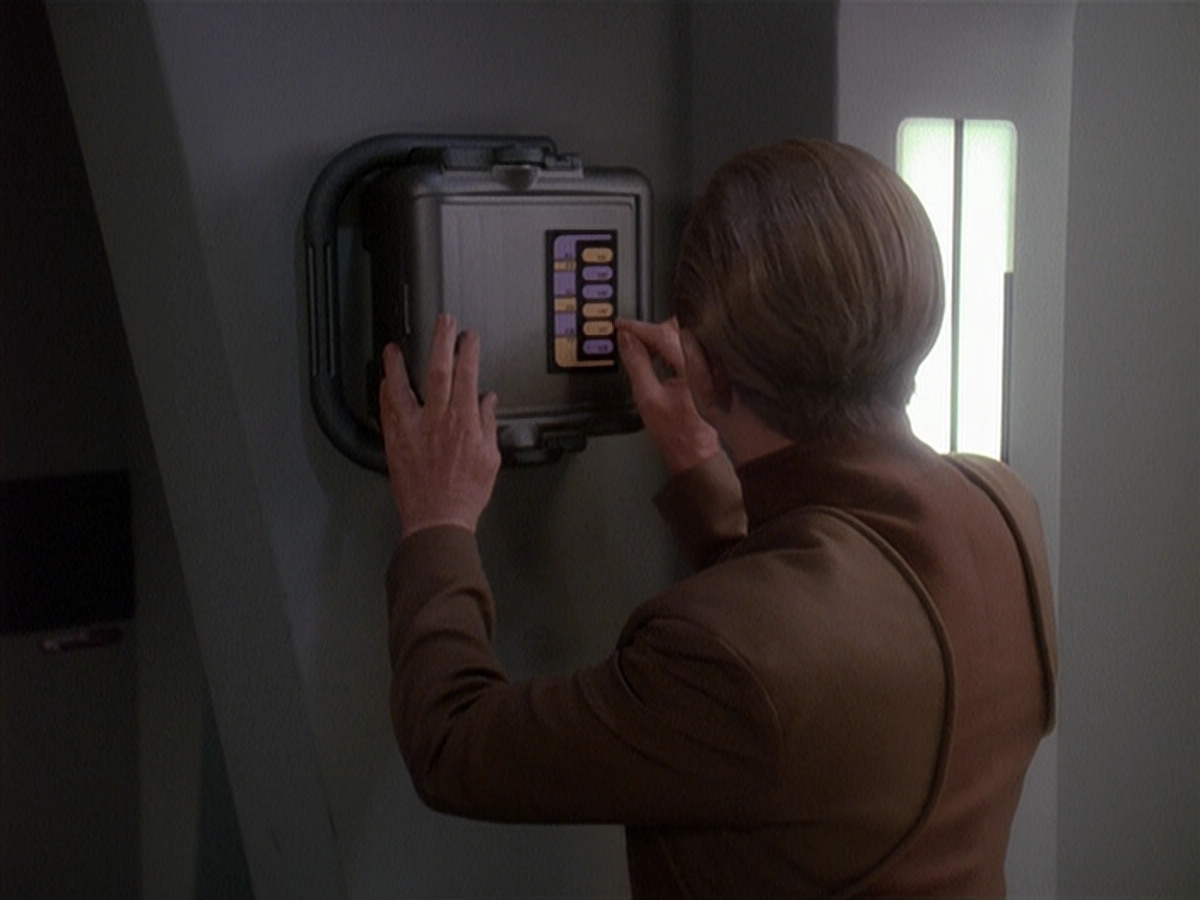 extant_StarTrek_DS9_4x12-ParadiseLost_02730.jpg