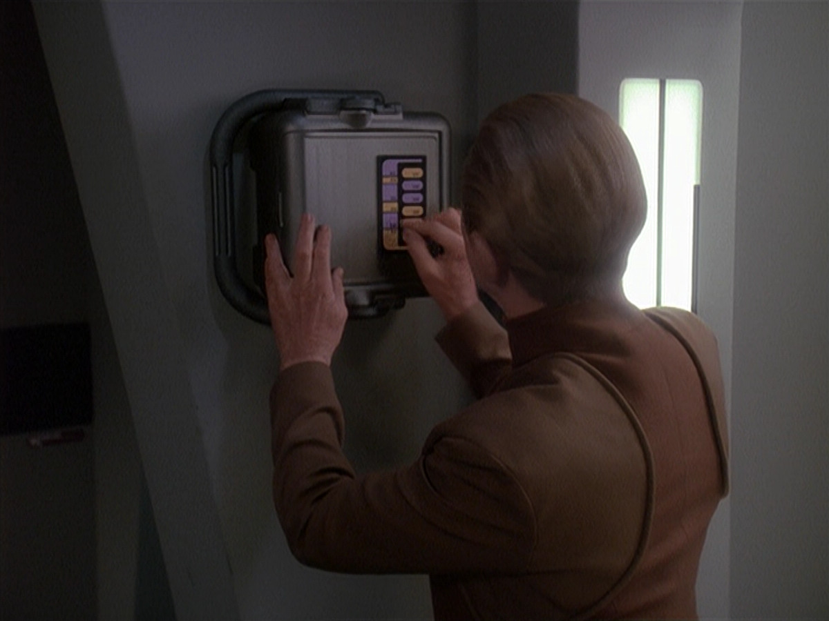 extant_StarTrek_DS9_4x12-ParadiseLost_02735.jpg