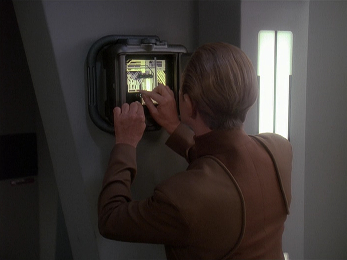 extant_StarTrek_DS9_4x12-ParadiseLost_02742.jpg