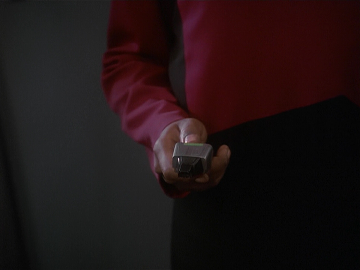 extant_StarTrek_DS9_4x12-ParadiseLost_02928.jpg