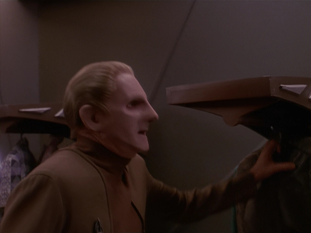 extant_StarTrek_DS9_4x26-BrokenLink_00214.jpg