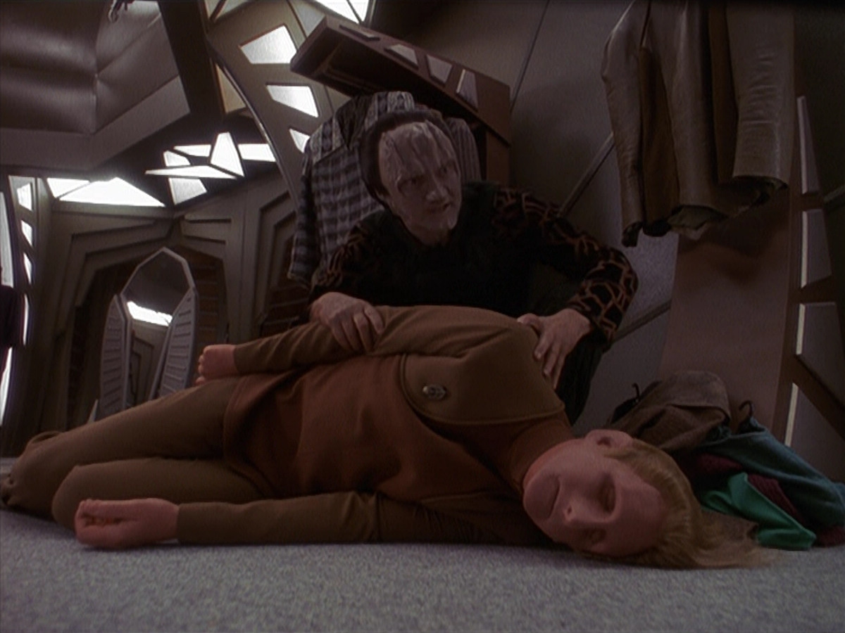 extant_StarTrek_DS9_4x26-BrokenLink_00242.jpg
