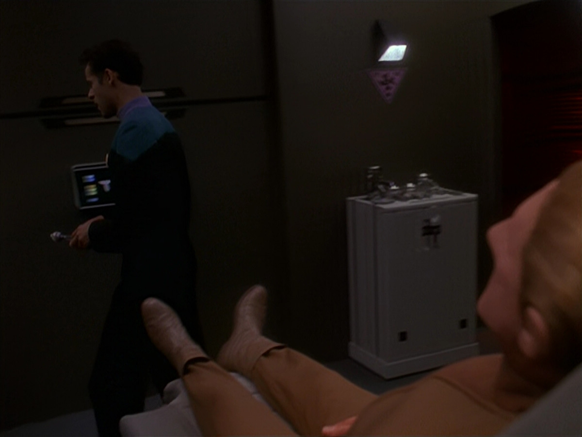 extant_StarTrek_DS9_4x26-BrokenLink_00431.jpg