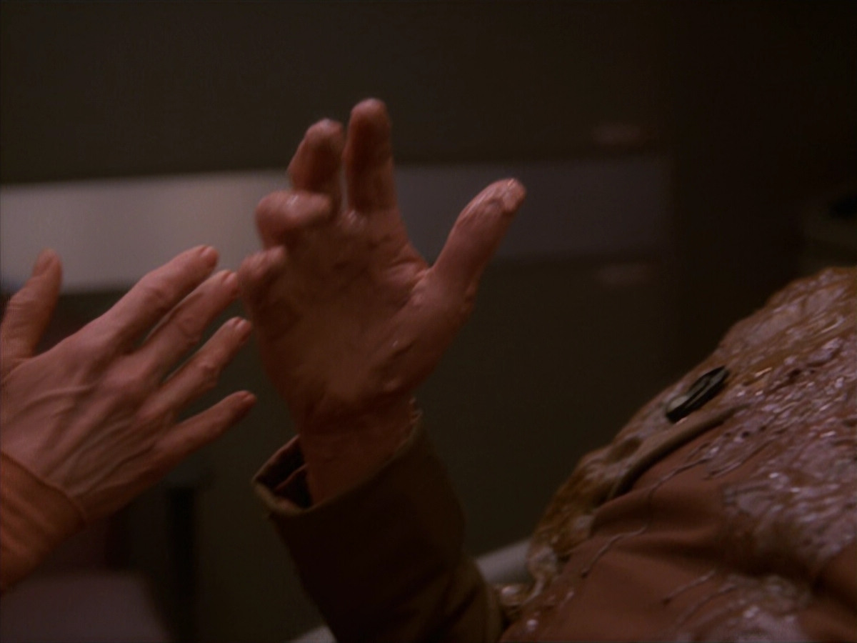 extant_StarTrek_DS9_4x26-BrokenLink_02077.jpg