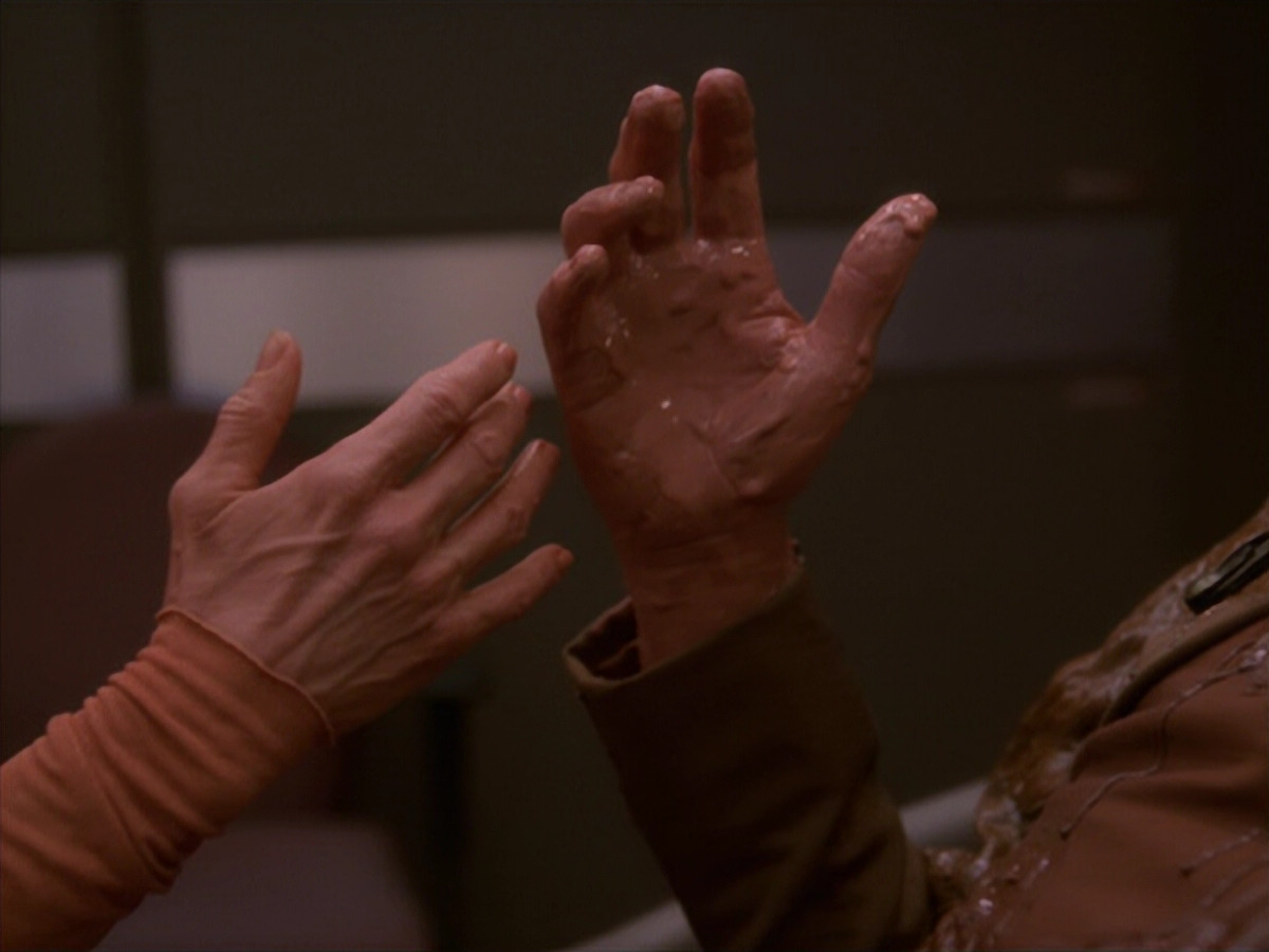 extant_StarTrek_DS9_4x26-BrokenLink_02078.jpg