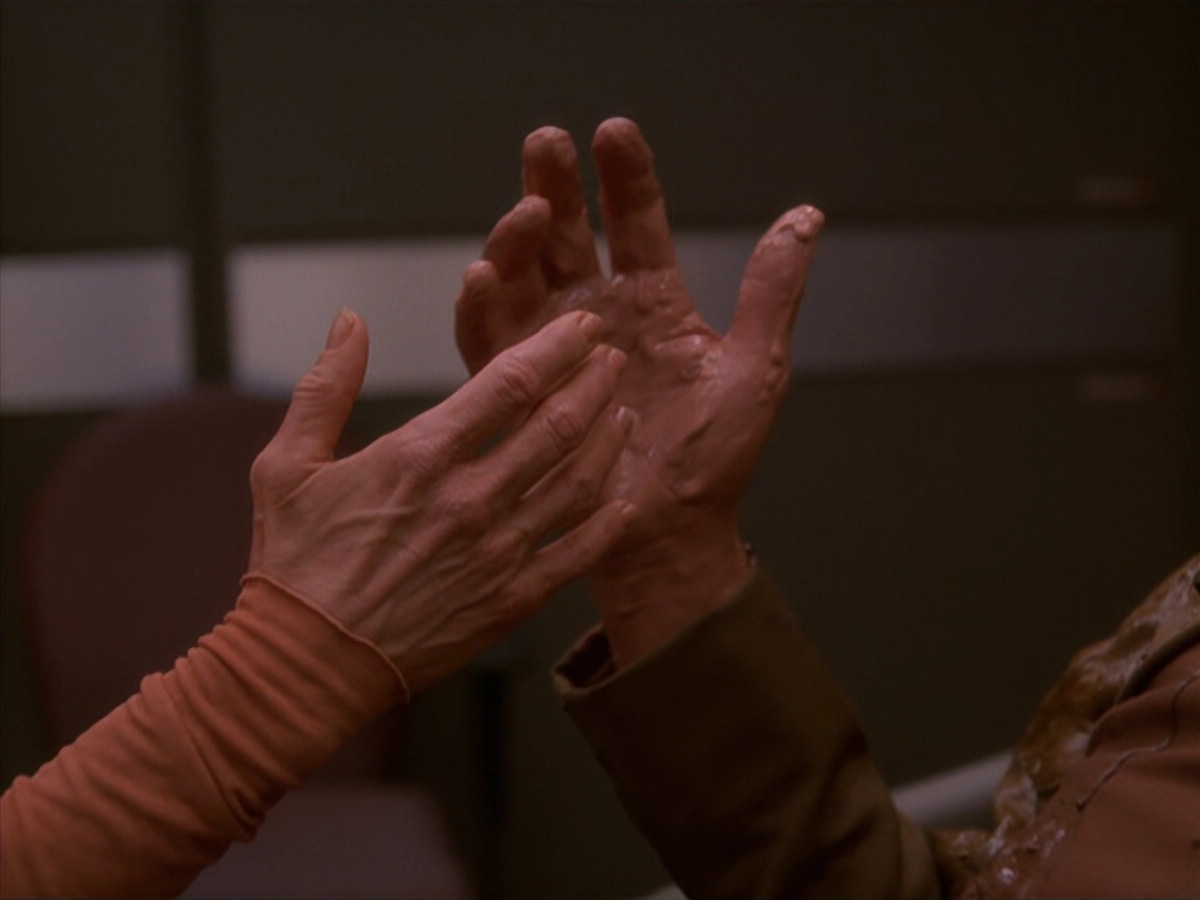 extant_StarTrek_DS9_4x26-BrokenLink_02079.jpg