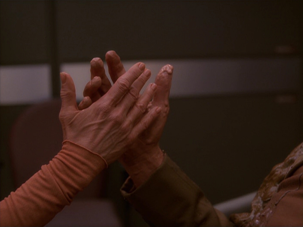 extant_StarTrek_DS9_4x26-BrokenLink_02082.jpg