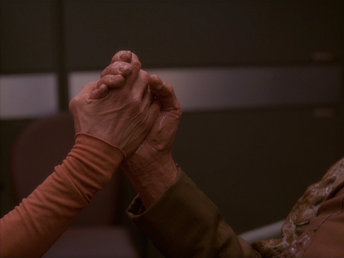 extant_StarTrek_DS9_4x26-BrokenLink_02089.jpg