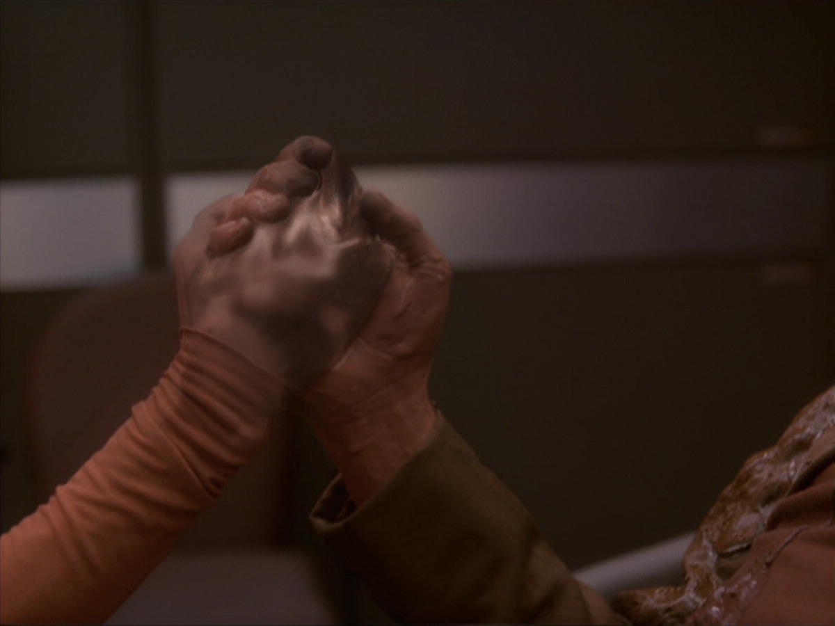 extant_StarTrek_DS9_4x26-BrokenLink_02092.jpg