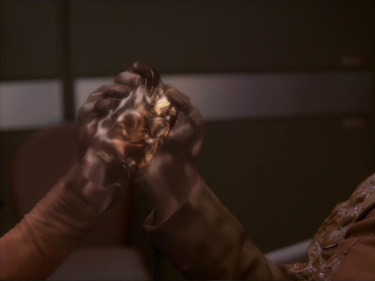 extant_StarTrek_DS9_4x26-BrokenLink_02093.jpg