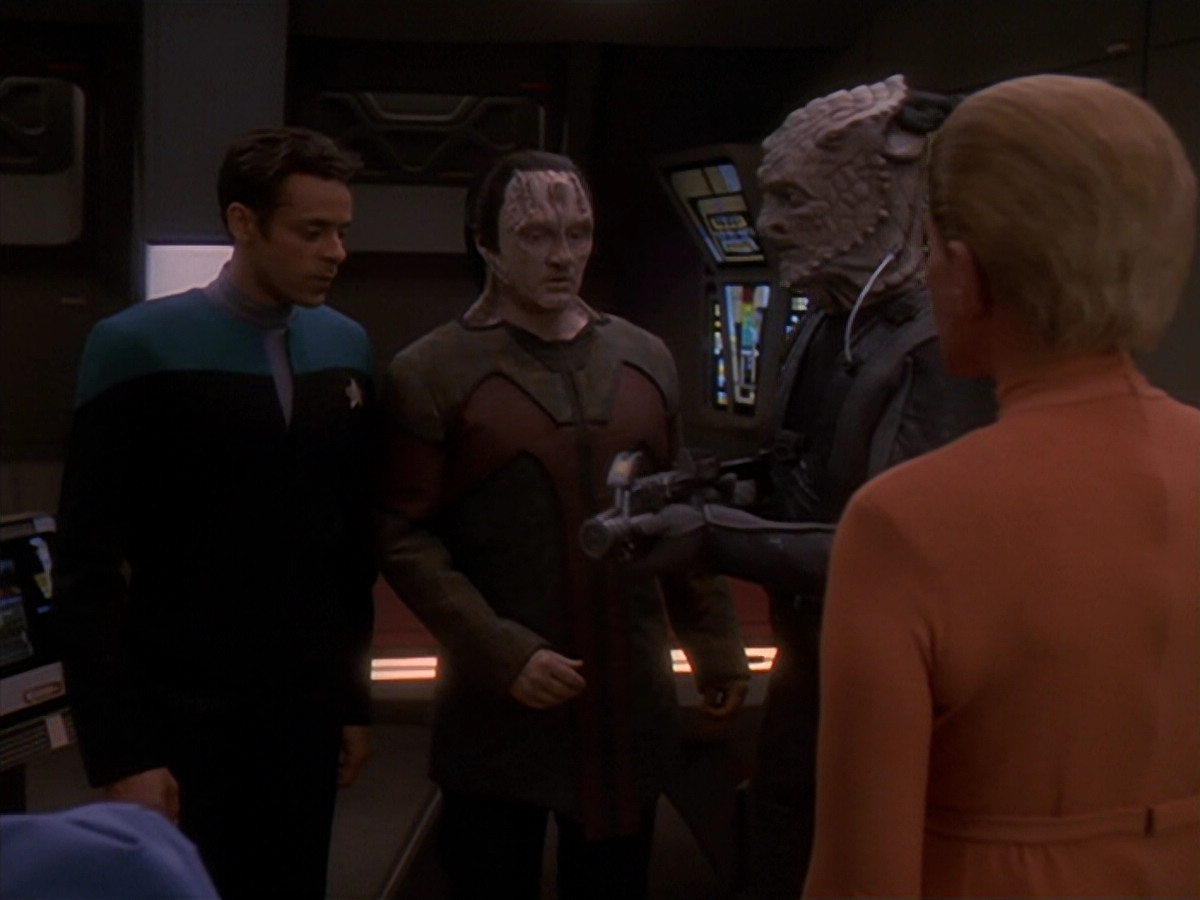 extant_StarTrek_DS9_4x26-BrokenLink_02164.jpg