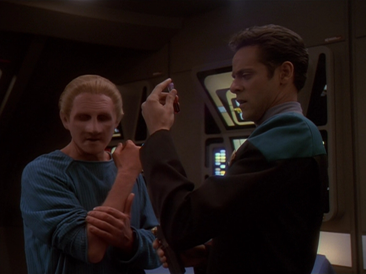 extant_StarTrek_DS9_4x26-BrokenLink_03228.jpg