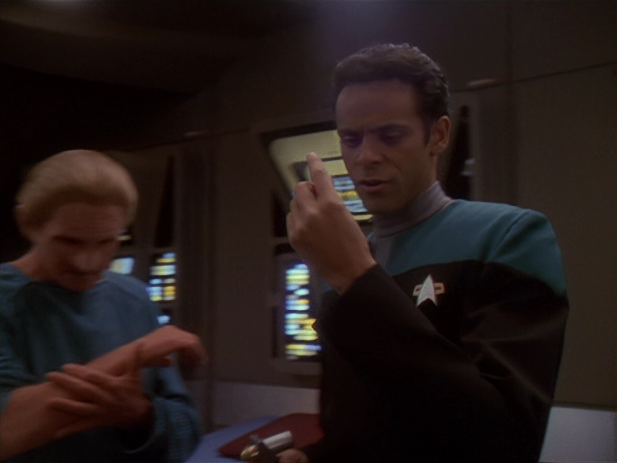 extant_StarTrek_DS9_4x26-BrokenLink_03235.jpg