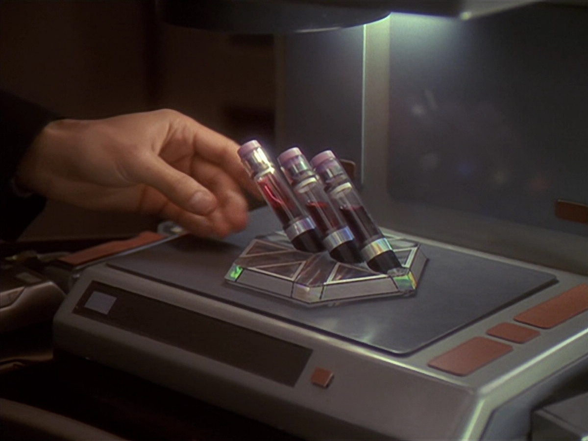 extant_StarTrek_DS9_4x26-BrokenLink_03241.jpg