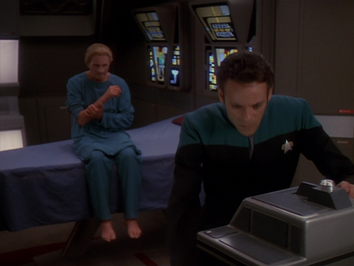 extant_StarTrek_DS9_4x26-BrokenLink_03243.jpg
