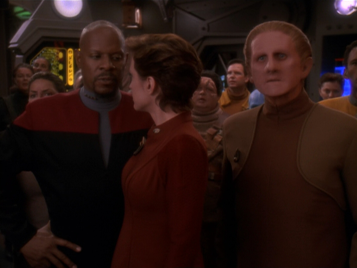 extant_StarTrek_DS9_4x26-BrokenLink_03678.jpg