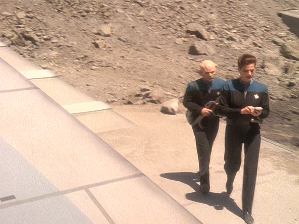 extant_StarTrek_DS9_5x02-TheShip_00426.jpg