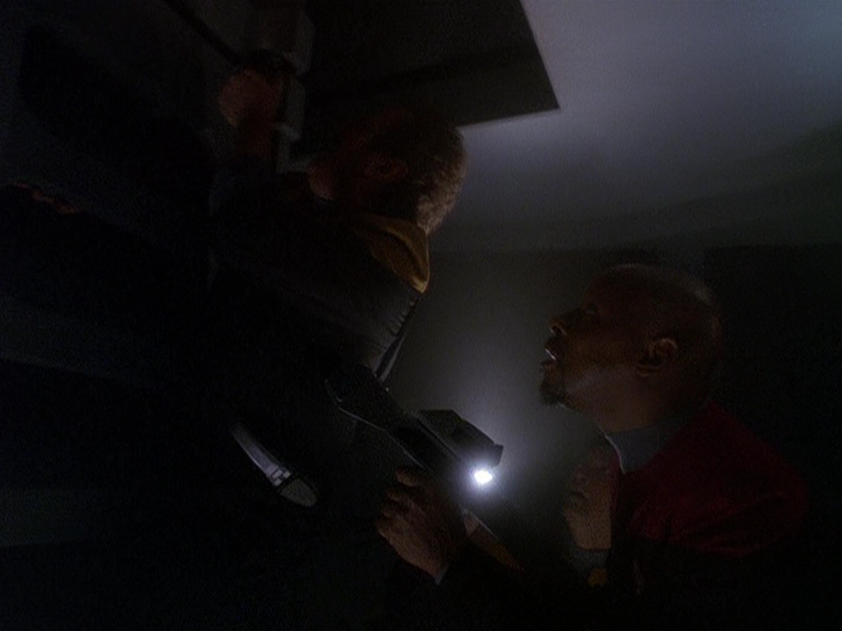 extant_StarTrek_DS9_5x02-TheShip_00582.jpg