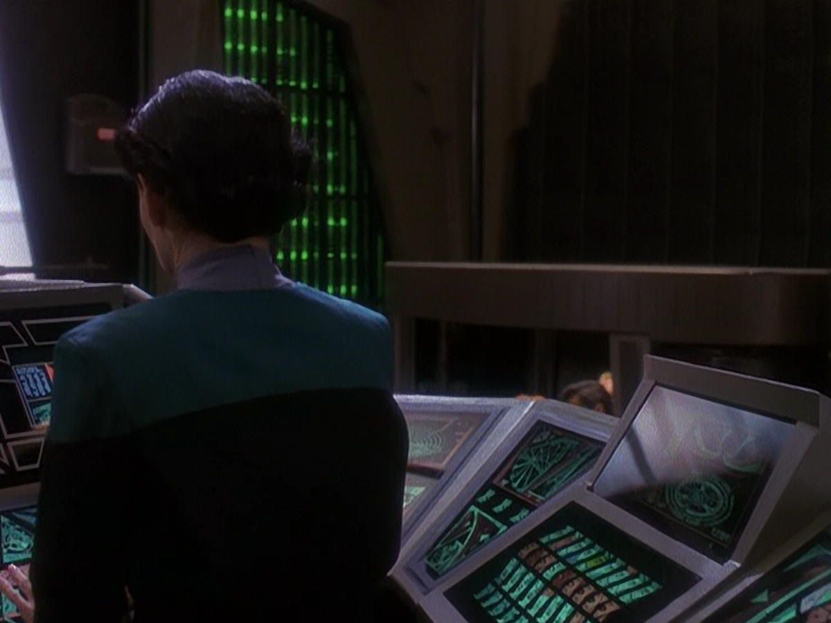 extant_StarTrek_DS9_5x02-TheShip_00774.jpg