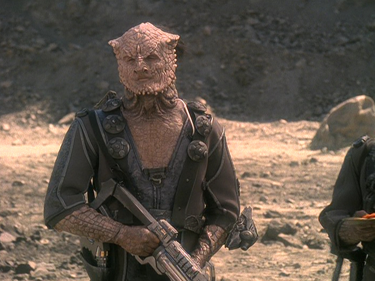 extant_StarTrek_DS9_5x02-TheShip_01468.jpg