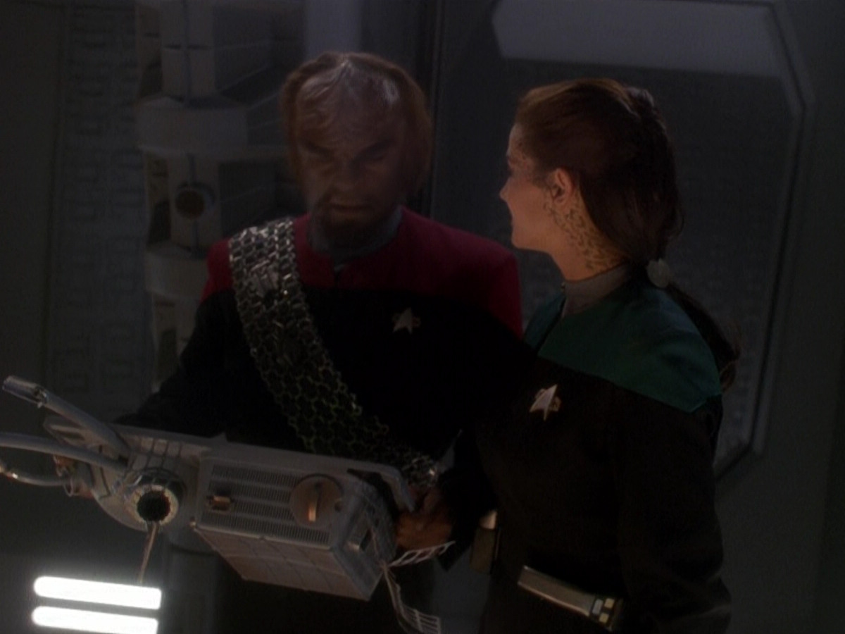extant_StarTrek_DS9_5x02-TheShip_02548.jpg