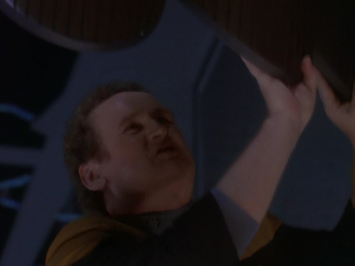 extant_StarTrek_DS9_5x02-TheShip_02881.jpg