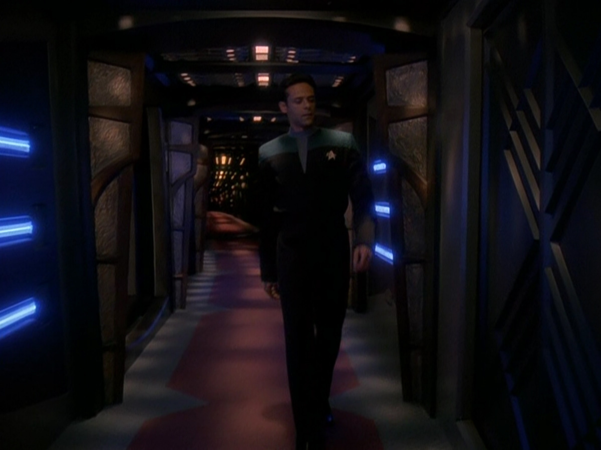 extant_StarTrek_DS9_5x03-LookingForparMachInAllTheWrongPlaces_00009.jpg