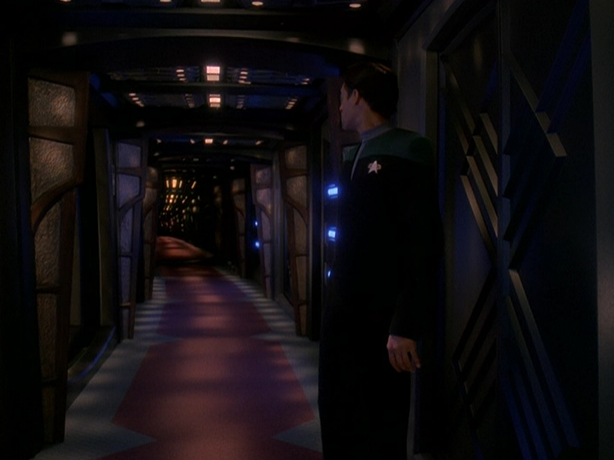 extant_StarTrek_DS9_5x03-LookingForparMachInAllTheWrongPlaces_00015.jpg
