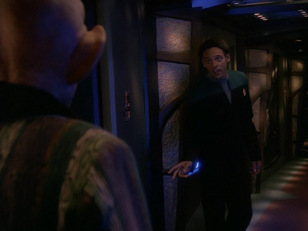 extant_StarTrek_DS9_5x03-LookingForparMachInAllTheWrongPlaces_00049.jpg