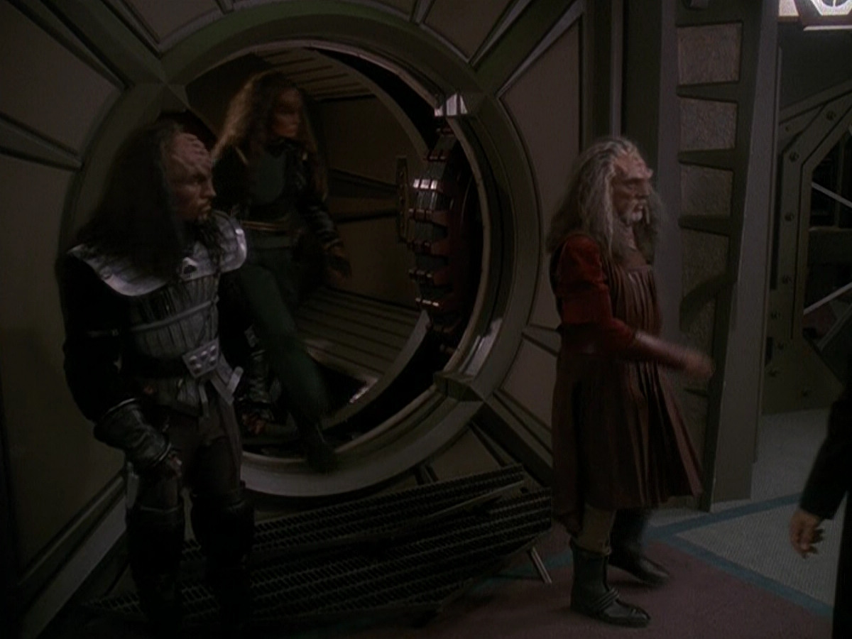 extant_StarTrek_DS9_5x03-LookingForparMachInAllTheWrongPlaces_00200.jpg