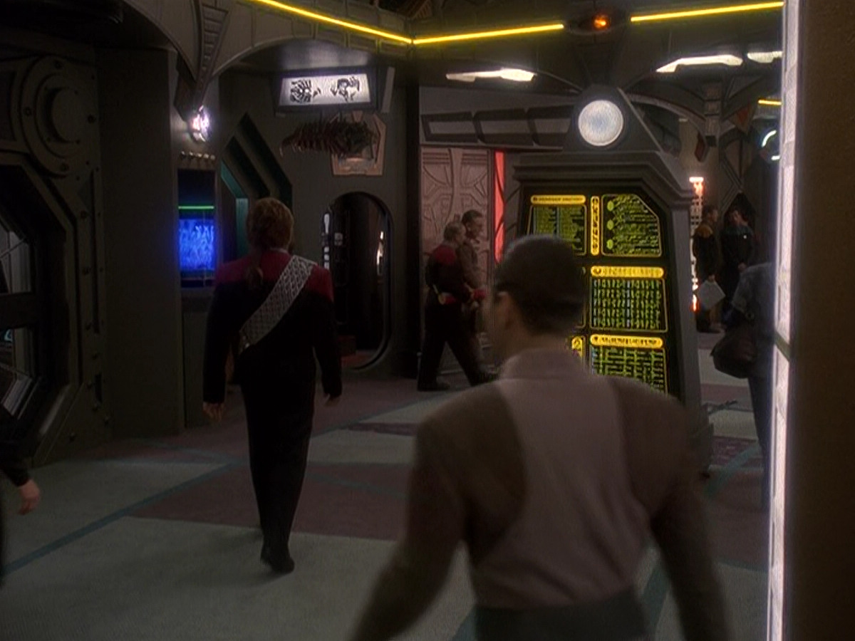 extant_StarTrek_DS9_5x03-LookingForparMachInAllTheWrongPlaces_00243.jpg