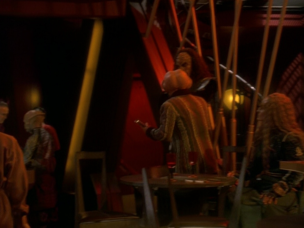 extant_StarTrek_DS9_5x03-LookingForparMachInAllTheWrongPlaces_00960.jpg