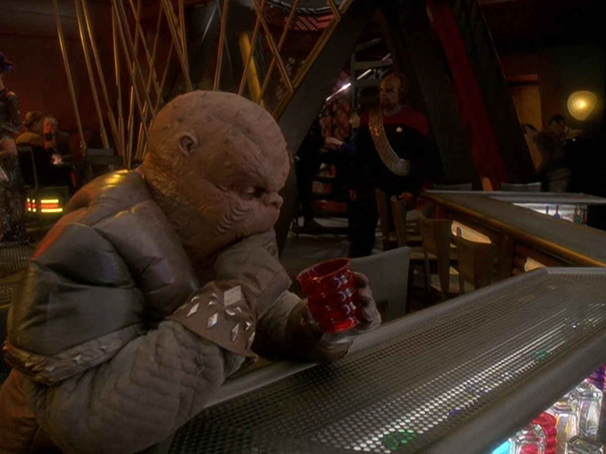 extant_StarTrek_DS9_5x03-LookingForparMachInAllTheWrongPlaces_00974.jpg